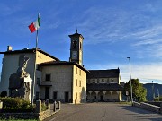 74  La chiesa di Fuipiano Imagna con canonica e monumento ai caduti  nella luce tardo-pomeridiana 